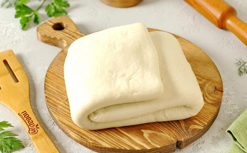 1. Этап. Ложное слоеное тесто: Затем тесто достаем, раскатываем его в пласт и складываем, как на фото. Можно еще раз, чтобы кусочки масла стали тонкими прослойками. Затем снова раскатываем и можно начинать формировать изделия. Выпекайте в духовке при температуре 200-220 градусов в течение 20-25 мин. Приятного аппетита!