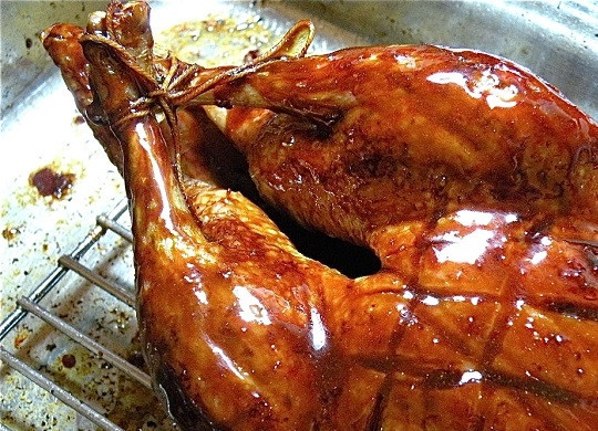 1. Этап. Запеченная утка в духовке: 7. Поливайте утку каждые 10-15 минут последний час запекания. Подавайте к столу блюдо горячим.