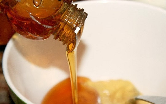 1. Этап. Телячья корейка на кости: 2. Чтобы приготовить соус, в котором будет мариноваться телячья корейка, в небольшой мисочке залейте хлопья чили водой. Отдельно соедините все компоненты маринада и как следует перемешайте.