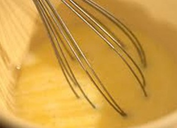 1. Этап. Свинина в сырном кляре: Приготовим кляр. Разбейте яйца и взбейте их до однородной массы. Влейте молоко, продолжая взбивать. Соль, перец добавьте по вкусу, всыпьте муку и тертый сыр. Снова взбейте с помощью венчика.