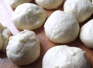 1. Этап. Тесто в хлебопечке для пирогов: Вынимаем тесто, делим его на то количество пирогов, которое задумали сделать. Удачи!