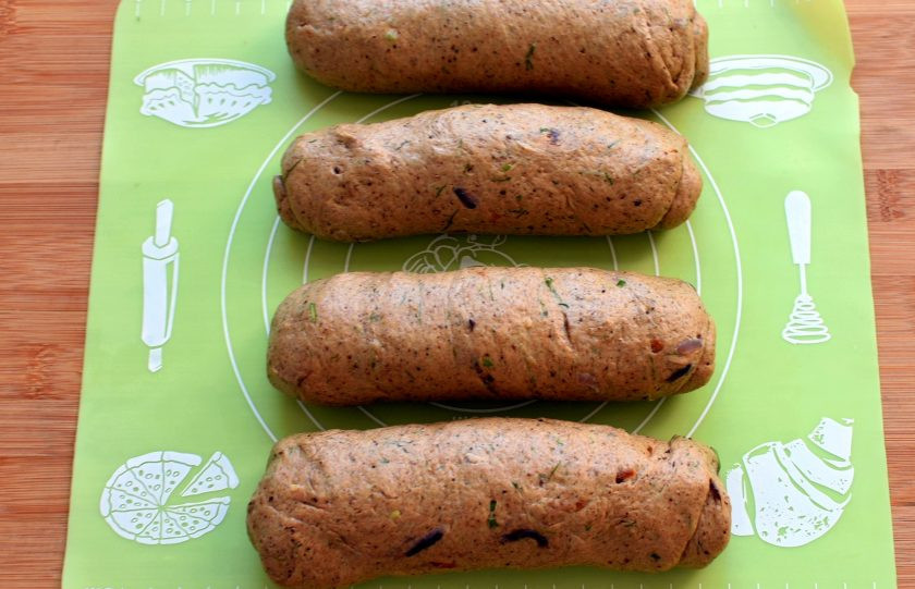 1. Этап. Мини-багеты с жареным луком: Раскатайте каждую часть в прямоугольный пласт и сверните рулетом, запечатывая каждый виток ладонью.