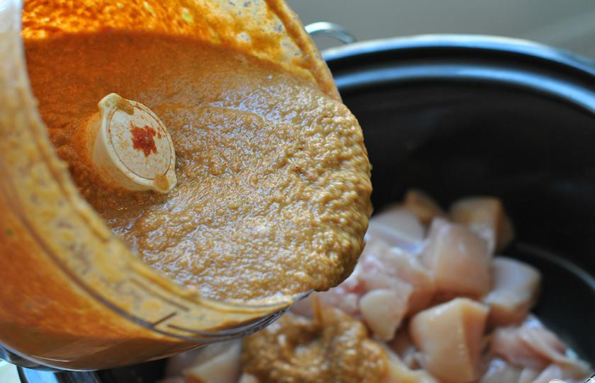 1. Этап. Курица с овощами и кокосовым молоком: 3. Вылить соус поверх курицы, хорошо перемешать, добавить сухие перцы чили, накрыть крышкой и тушить на слабом огне 6 часов.