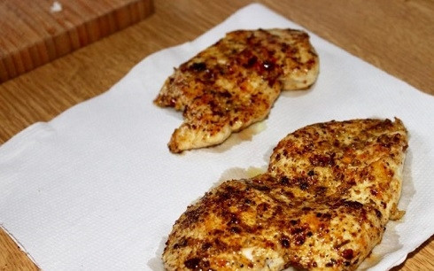 1. Этап. Салат с фасолью красной: Выложим на салфетки, чтобы убрать лишнее масло.