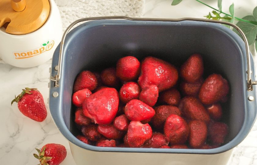1. Этап. Джем из клубники в хлебопечке: Затем слейте воду, стряхните лишнюю влагу и выложите клубнику в чашу хлебопечки.