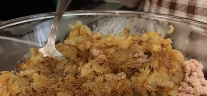 1. Этап. Вареники с мясом на заварном тесте: 5. Небольшими кубиками нарежьте лук, обжарьте на растительном масле до золотистого цвета. Отложите одну столовую ложку зажарки. Смешайте зажаренный лук с фаршем, добавьте перец и соль по вкусу.