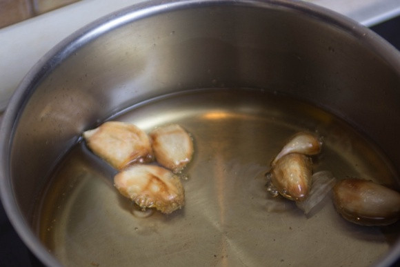 1. Этап. Баранина со сливами: Далее мы берем небольшую кастрюльку, наливаем в нее растительное масло и нагреваем его. В масло выкладываем очищенный чеснок и томим его на небольшом огне в течение 15-20 минут.