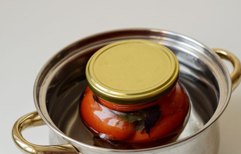 1. Этап. Помидоры с базиликом на зиму: Стерилизуйте банку под крышкой 10 минут в кипящей воде.