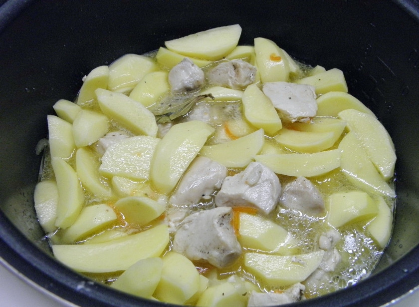 1. Этап. Куриная грудка с картошкой в мультиварке: Добавьте к обжаренному мясу картофель, чеснок, соль, лавровый лист, специи. Залейте водой так, чтобы картофель был почти покрыт. Закройте крышку и выберите режим 