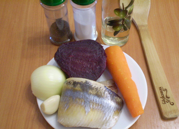 1. Этап. Салат Вкуснятина: Подготовим продукты для салата. Свеклу и морковь нужно отварить до готовности. Снимите кожуру с овощей, лука и чеснока.