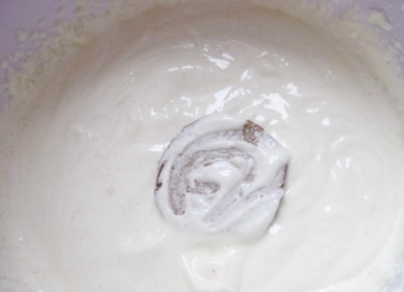 1. Этап. Торт из шоколадных пряников: Сметану взбить с сахаром. Ломтики пряников окунать в сметану и плотно складывать на поднос.