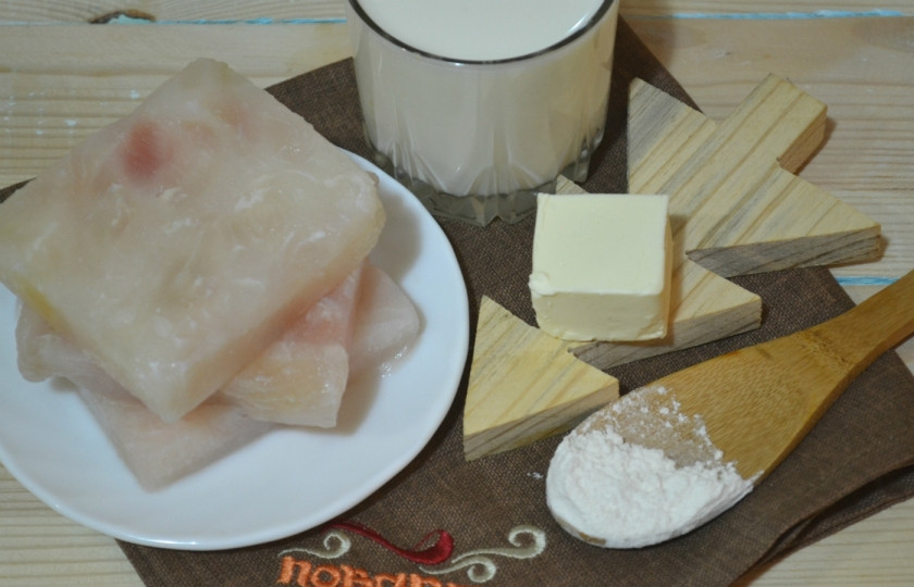 1. Этап. Рыба, запеченная под молочным соусом: Подготовьте все необходимые ингредиенты. Филе пангасиуса я покупаю замороженное порционными кусочками, поэтому мне остается только разморозить его при комнатной температуре.