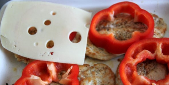 1. Этап. Отбивная по-цыгански: Отбивные переложите на противень. На каждый кусок уложите колечко перца и ломтик сыра. Запекайте блюдо в течение 10 минут при 180 градусах.