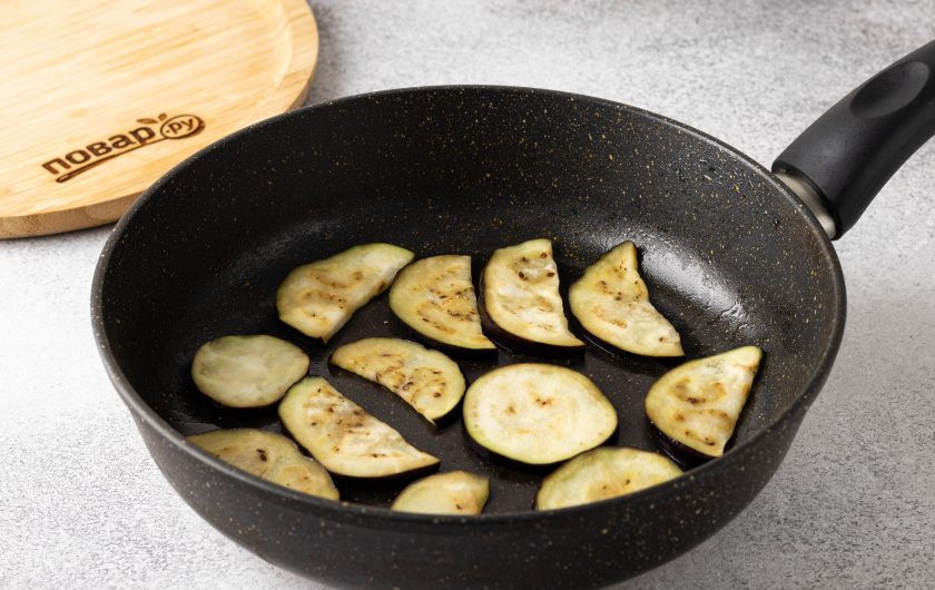 1. Этап. Террин из овощей: Затем промойте баклажан, отожмите и обжарьте до золотистого цвета в сковороде.