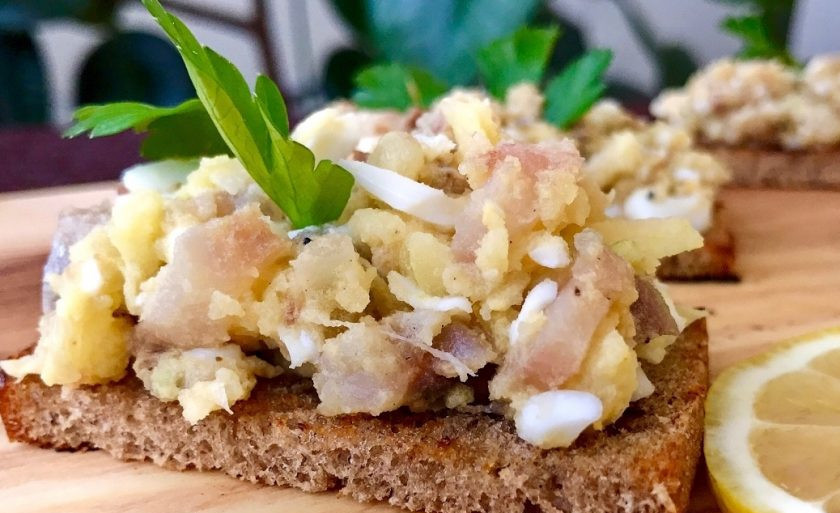 1. Этап. Форшмак из селедки (очень вкусный): 6. Посолите, добавьте обжаренный лук и перемешайте. Хлеб обжарьте с двух сторон и смажьте форшмаком. Приятного аппетита!