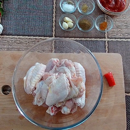 1. Stage. Spicy chicken wings: First of all, the wings should be washed well, remove the rest of the feathers, if any. Cut into joints, I do not use the thinnest part of the 