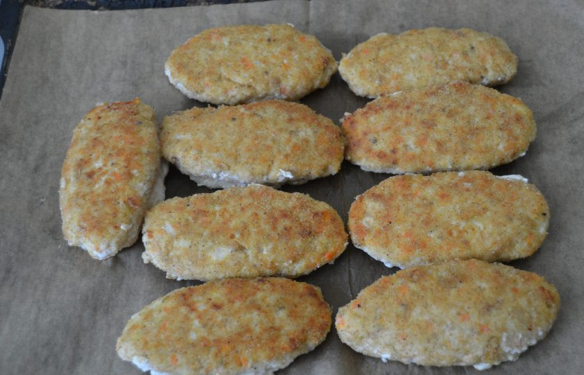 1. Этап. Котлеты из индейки с морковью: Переложите котлеты на лист для выпечки и доведите их до готовности в духовке в течение 20 минут при температуре 160-180 градусов.