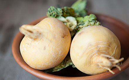 1. Этап. Каша из репы: 1. Репу моем, чистим, варим в подсоленной воде до готовности. Можно варить целиком, а можно нарезать кубиками. Воду сливаем.