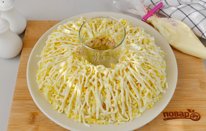 1. Этап. Салат Гранатовый браслет с курицей и яблоком: Сделайте майонезную сеточку.