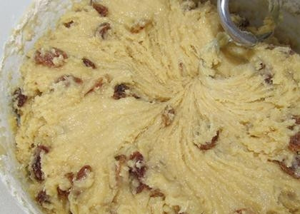 1. Этап. Кулич с изюмом: Смешайте 2/3 муки с дрожжами. Добавьте ванилин, яйца, изюм и сахар. Хорошенько всё перемешиваем.