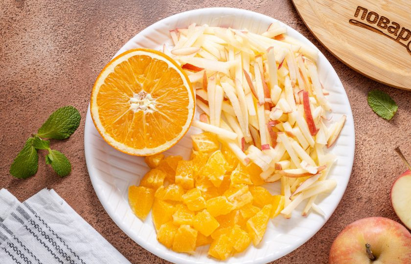 1. Этап. Фруктово-овощной салат: Яблоко порежьте брусочками. Сбрызнете лимонным соком, чтобы оно не темнело. Апельсин очистите от кожуры и порежьте кубиками.