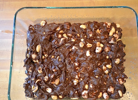 1. Этап. Шоколадные батончики с орехами: 3. Добавьте в шоколадную смесь орехи и зефир (маршмеллоу). Выложите массу в ранее подготовленную форму и разровняйте. Отправьте в холодильник до застывания.