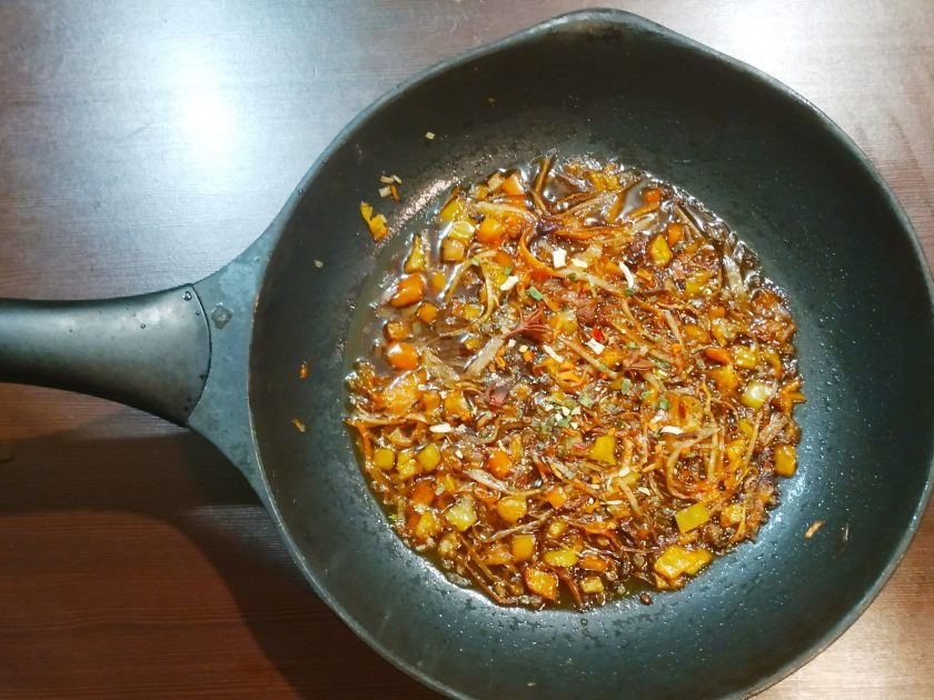 1. Этап. Ашлянфу: Когда подготовлены основные ингредиенты, приступим к подготовке заправки. Для этого на раскаленном масле обжарьте все овощи, буквально пару минут. Добавьте уксус, соевый соус и специи, потомите пару минут.