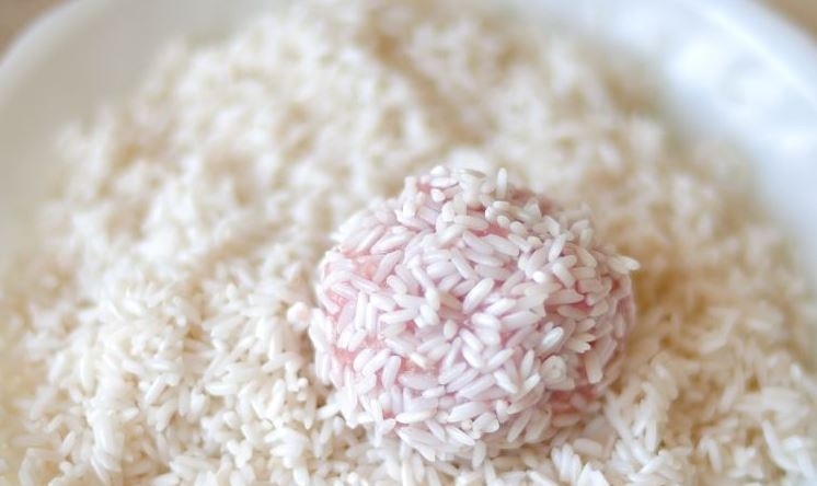 1. Этап. Ежики из фарша с рисом: Сформируйте из полученного фарша шарики среднего размера. Затем слейте воду с риса, выложите его на тарелку, обваляйте в рисе каждый шарик.