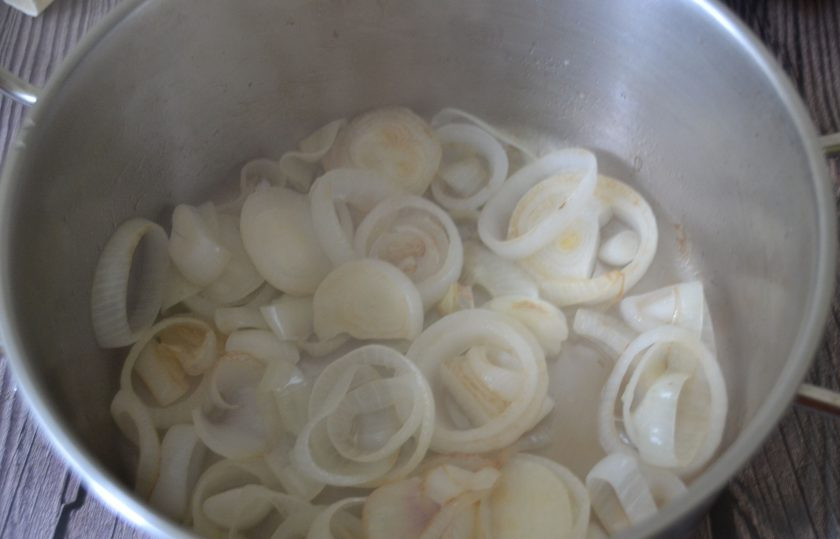 1. Этап. Куриный суп с тортильями: Время от времени подливайте понемногу воды к луку, сделать это надо примерно 3 раза за время жарки.