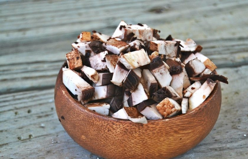 1. Этап. Лепешки с грибами и картошкой: 5. Очистите и вымойте грибы, нарежьте их небольшими кубиками.