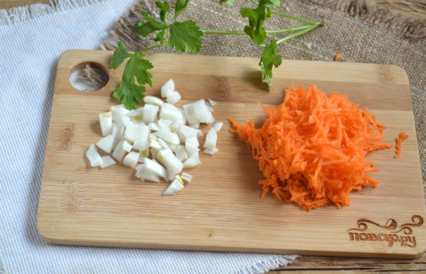 1. Этап. Суп из кильки в томатном соусе: Морковь натрите на мелкой терке, лук порубите кубиками. Пассеруйте их на сковороде в небольшом количестве масла.