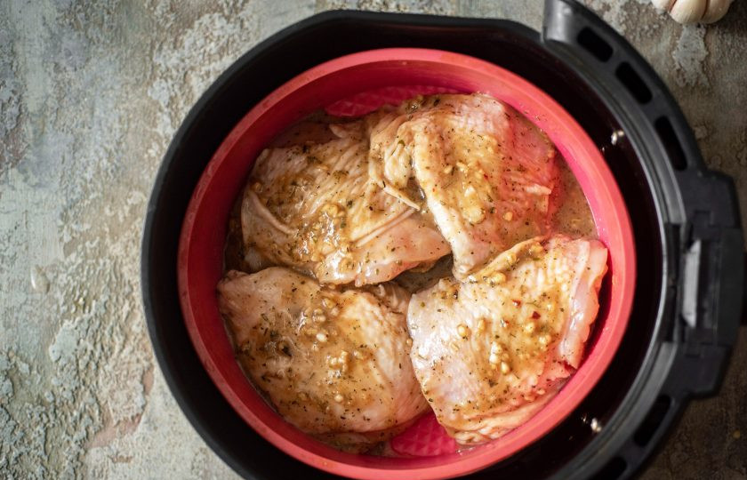 1. Этап. Куриные бедра в аэрогриле: Замаринованные куриные бедра выложите в силиконовую форму, которую поместите в чашу аэрогриля. Чашу аэрогриля установите в сам аэрогриль и запекайте куриные бедра 20 минут при температуре 200 градусов.