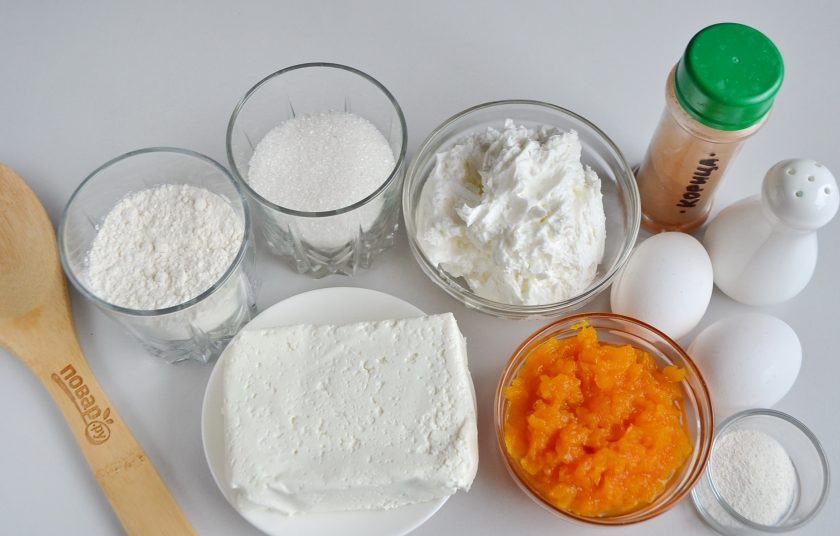 1. Этап. Тыквенный рулетик: Подготовьте продукты. Сливки хорошо охладите перед взбиванием. Я заранее взбила миксером на высокой скорости и поставила в холодильник. Чтобы сливки 100% взбились, можно добавить загустители. Но это не обязательно, если сливки высокого качества и высокой жирности, все получится. Тыквенное пюре приготовить тоже лучше заранее и охладить. Я запекала тыкву в духовке без ничего, просто порезала кусочками и запекла доя мягкости, остудила.