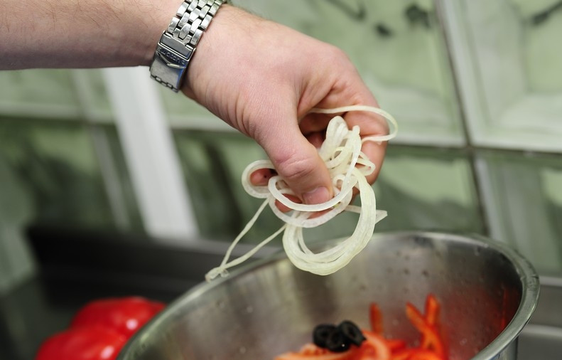 1. Этап. Салат из капусты брокколи: Затем кладем нарезанный очень тонкими кольцами лук.