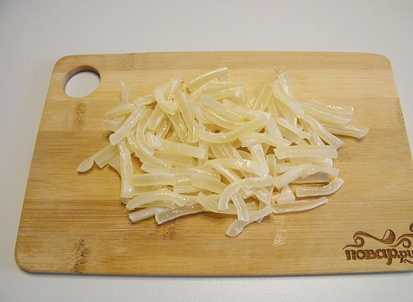 1. Этап. Салат с кальмарами самый вкусный: Порежьте кальмар не длинной соломкой.
