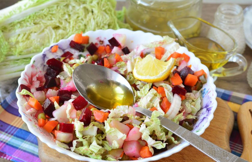 1. Этап. Винегрет с пекинской капустой: Винегрет посолите, поперчите, влейте масло и выдавите лимонный сок. Перемешайте.