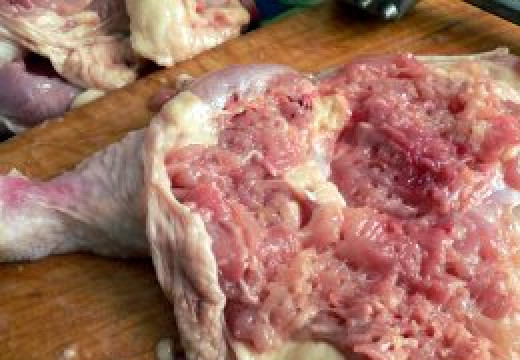 1. Этап. Рулет из куриных окорочков: 3. Раскрываем серединку, слегка отбиваем молоточком. Можно присыпать солью и приправами.