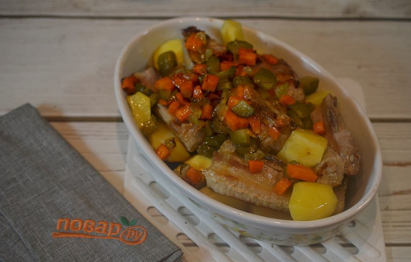 1. Этап. Домашнее жаркое с ребрышками и картофелем: 7. Выложите ребрышки с овощами в жаропрочную форму, накройте крышкой и запекайте в разогретой до 180 градусов духовке 1-1,5 часа.