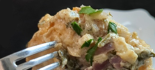 1. Этап. Тушеные куриные грудки в сливочном соусе: Перед подачей украсьте блюдо свежей петрушкой. Приятного аппетита!