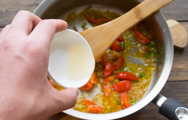 1. Этап. Теплый салат со спаржей: Перемешайте и влейте винный уксус. Добавьте зеленый лук и чеснок.