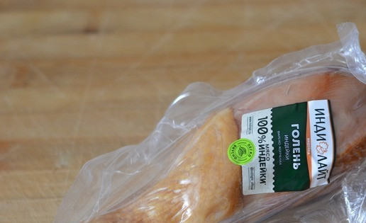 1. Этап. Салат из копчёной индейки Малибу: Для приготовления салата берём варено-копчёную голень индейки. У меня ТМ Индилайт.