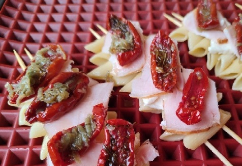 1. Этап. А-ля пицца на макаронах: Добавляем мясную составляющую, у меня был карбонат (можно менять начинки на любое мясо, мясные продукты и тем самым получать новый вкус).