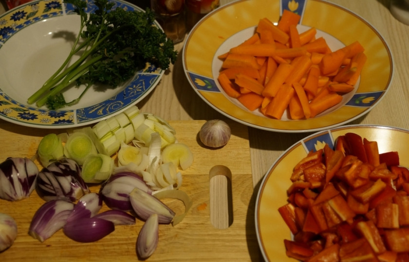 1. Этап. Кролик по-испански: Овощи помойте и крупно порежьте.