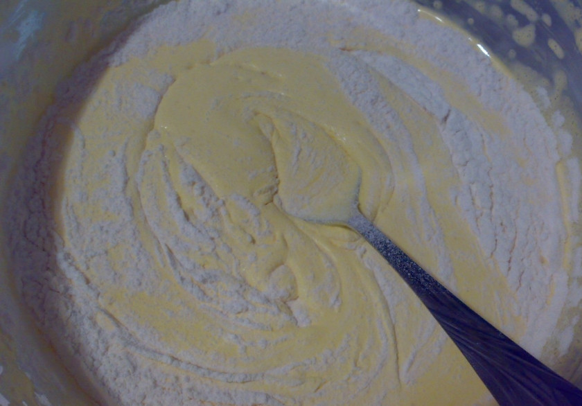 1. Этап. Торт Птичье молоко на желатине: 1. Желатин разводим, как показано на упаковке. Желтки смешаем с сахаром и молоком. Желатин вливаем сюда же. Муку всыпаем постепенно. На водяной бане держим, пока не загустеет. Добавим теперь размягченное сливочное масло, взобьем миксером и остудим.