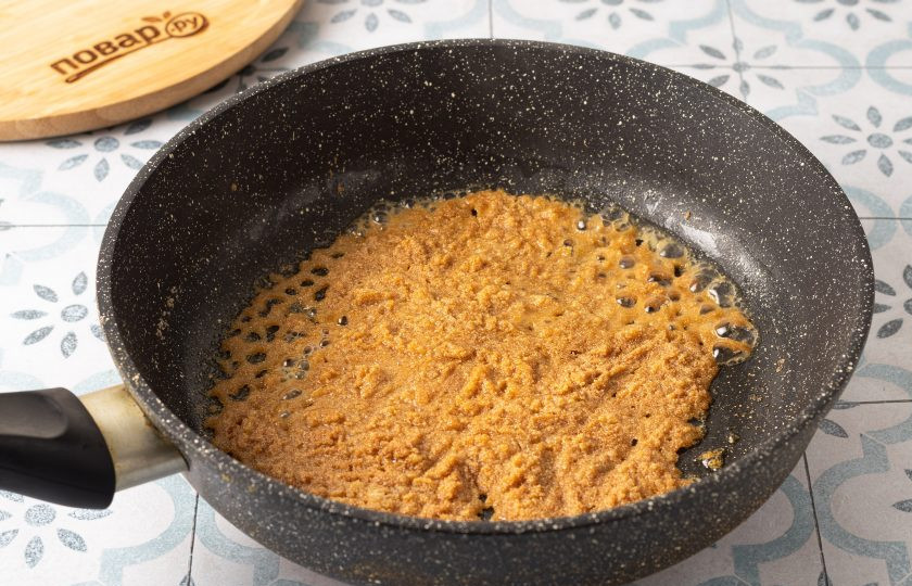 1. Этап. Олва: Влейте воду постепенно, небольшим порциями. Манка должна развариться, но оставаться достаточно рассыпчатой и напоминать мокрый песок.