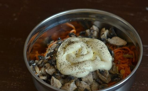 1. Этап. Салат из корейской моркови с курицей: Заправьте готовый салатик майонезом, посолите и поперчите по вкусу. Тщательно все перемешайте, дайте салату настояться в холодильнике несколько часов.