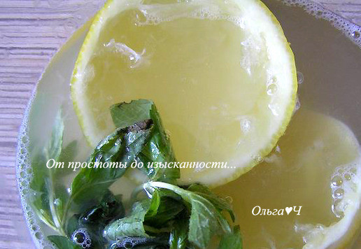 1. Этап. Дынный лимонад с мятой: Лимон разрежьте пополам, выжмите сок, добавьте мяту, раздавите немного ложкой и залейте все 0,6 л воды.