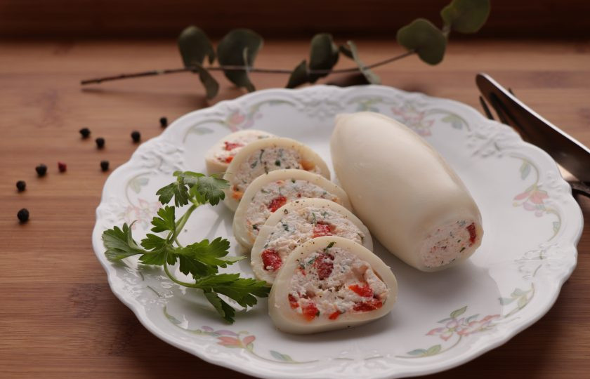 1. Этап. Кальмары с творогом: Нарежьте кальмаров кружочками толщиной в 1 сантиметр. Кальмары с творогом готовы, приятного аппетита!