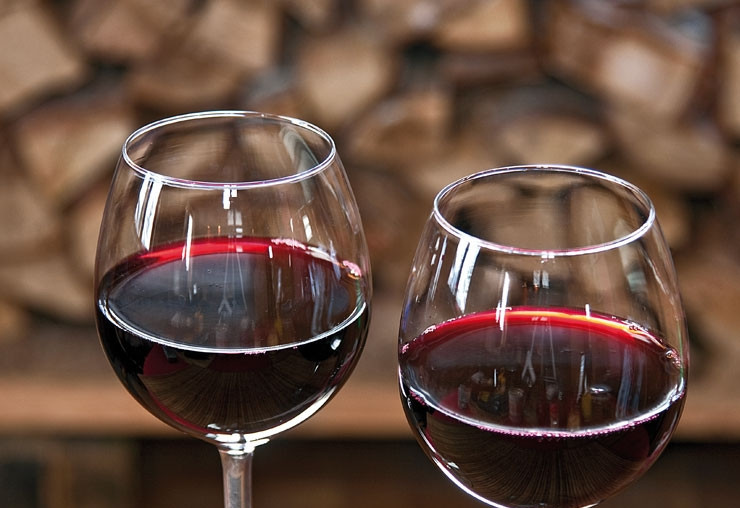 1. Этап. Вино из черной рябины в домашних условиях: Закрываем банку гидрозатвором. Храним в темном месте еще 7-12 суток. Раз в неделю снимаем пленочку с пенкой. Вино фильтруем, избавляя его от осадка. Спустя месяц наш черноплодный напиток можно употреблять!