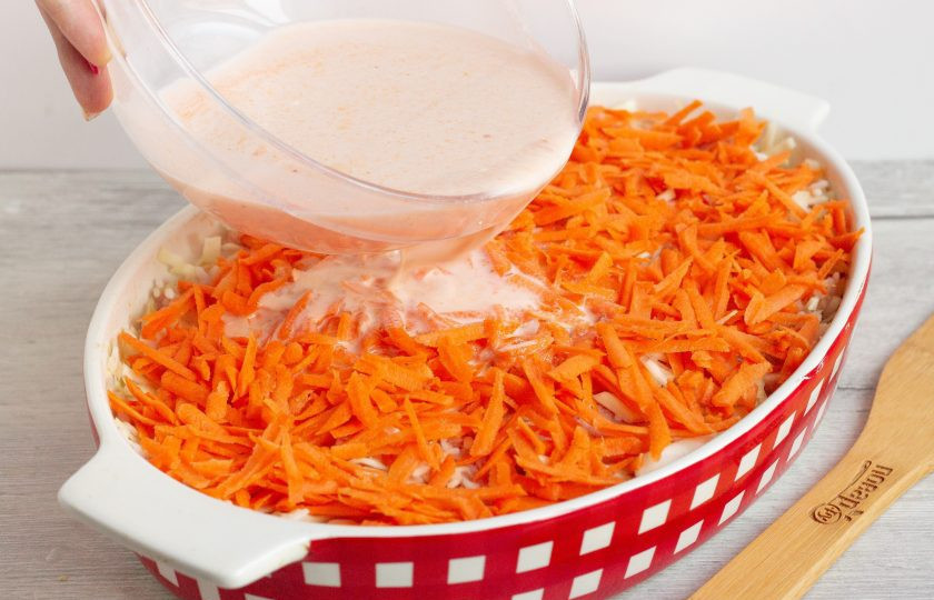 1. Этап. Запеканка А-ля голубцы: Морковь очистите, помойте, натрите на крупной терке и выложите поверх капусты. Подготовьте заливку: венчиком смешайте томатную пасту, сметану и воду. Посолите по вкусу и перелейте в форму. Поставьте запекаться на 50-55 минут при температуре 180 градусов.